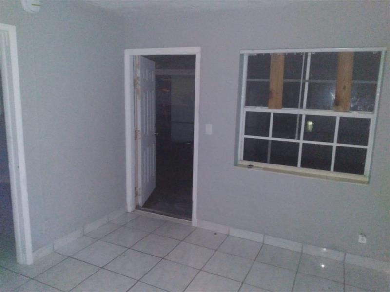 Foto del edificio - 302 NW 7th Ct