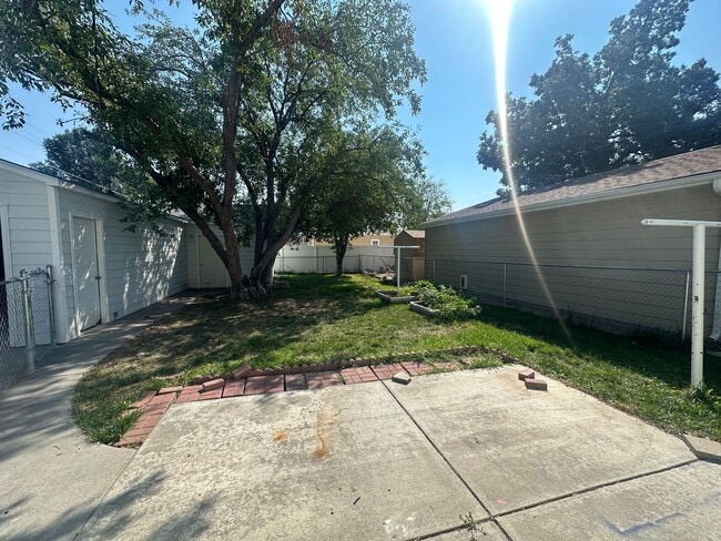 Building Photo - Two bedroom, One bathroom, Pet Friendly Ho...