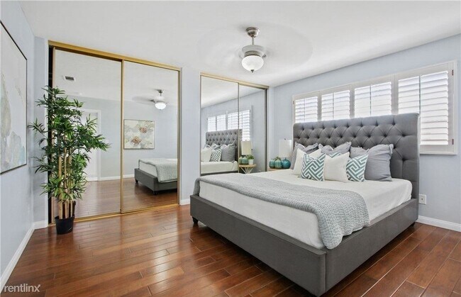Building Photo - 1 br, 1 bath Condo - 942 W 10th St