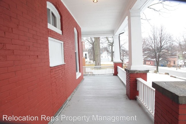 Building Photo - 724 W 8th St