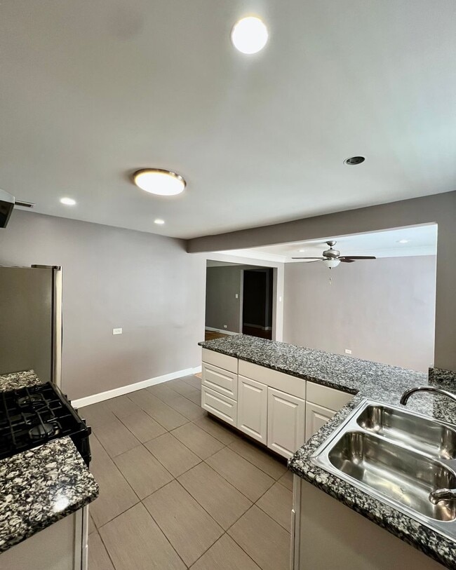 Building Photo - Private & Charming 2 Bed/1 Bath Ranch Styl...