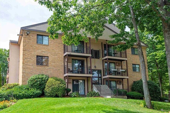Building Photo - 19 Country Club Dr