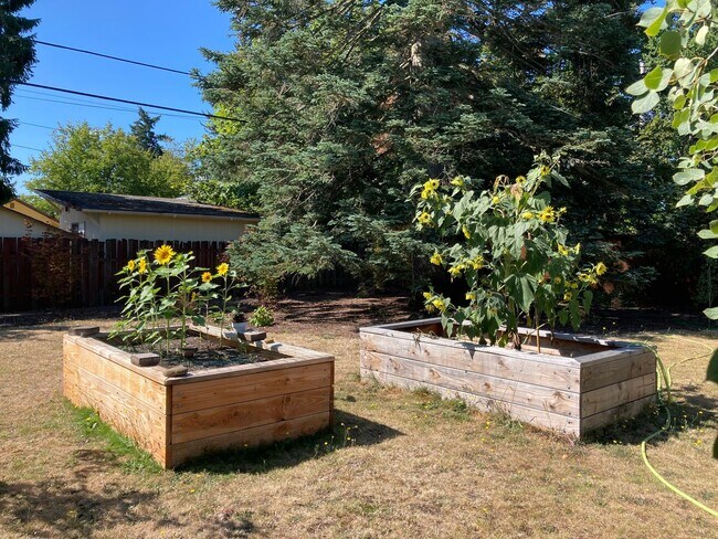 Foto del edificio - Cozy-Chic in Parkrose ~ Large Fenced Yard with Attached Garage & A/C~ Pets Welcome