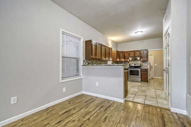 Building Photo - Beautiful 3 Bed- 1 bath (Lower Unit) in Great Location! 1 month free- move in special!