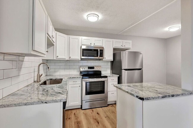 Building Photo - 5617 Happy Hollow Rd