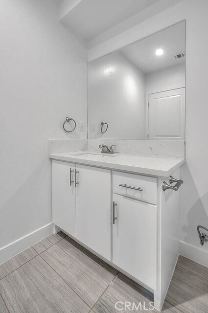 Building Photo - 5850 Vineland Ave