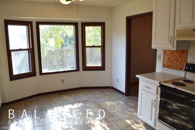Building Photo - 6233 SW 38th Pl