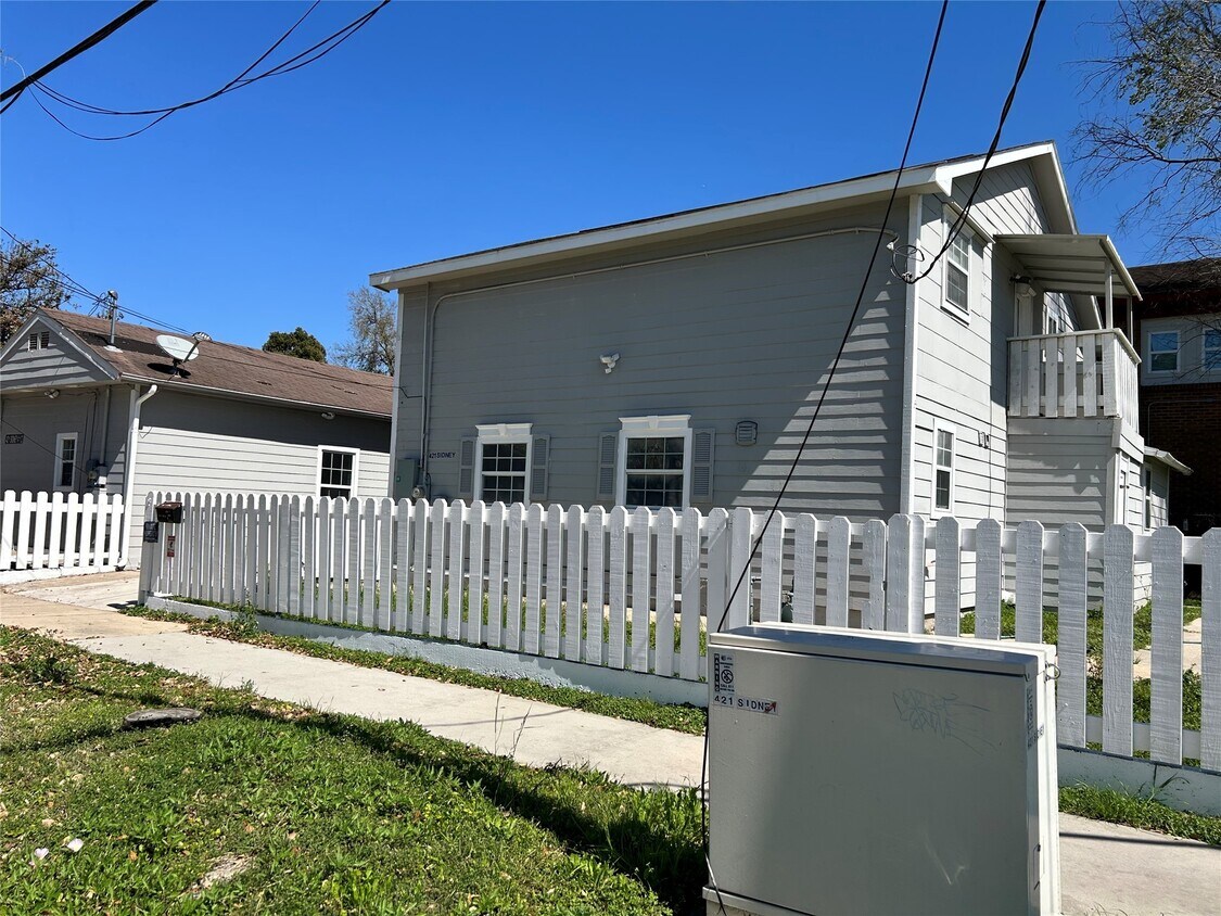 Primary Photo - 421 Sidney St