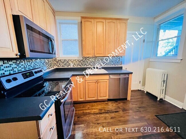 Building Photo - ***ON PARK / 1400 SQ FT 2 BDRM / OPEN FLOO...