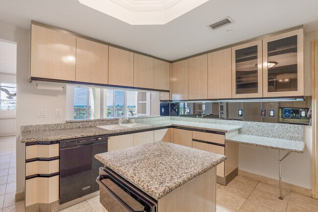 Foto del edificio - 445 Grand Bay Dr