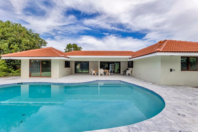 Foto del edificio - 5924 Pinebrook Dr