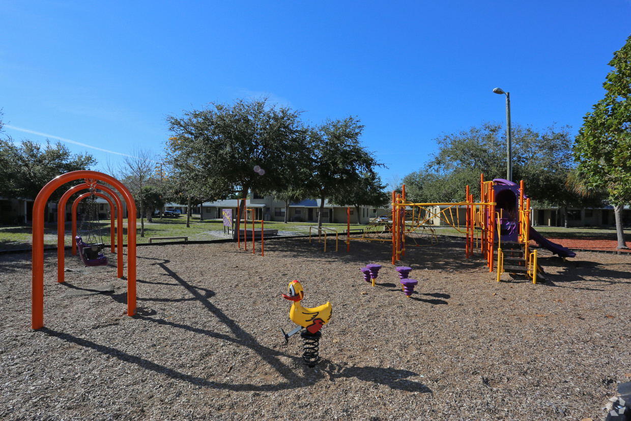 Building Photo - Rainbow Village/ Heritage Oaks