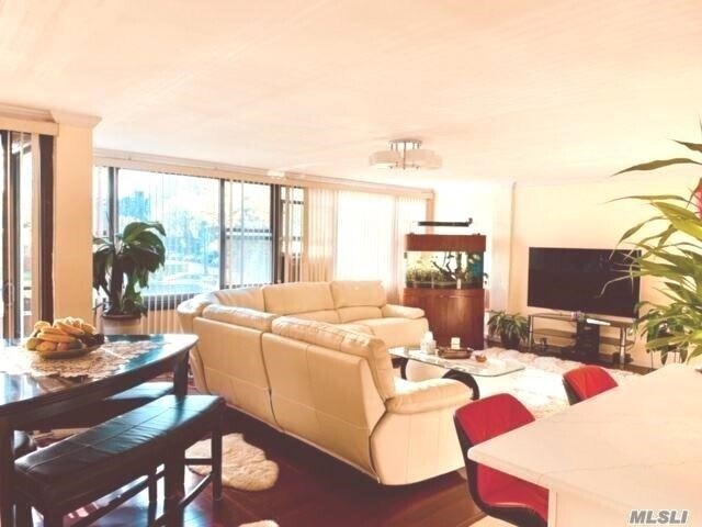 Foto del edificio - 162-10 Powells Cove Blvd