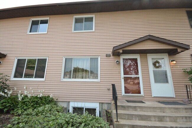 Foto del edificio - 3 levels of townhouse living in great NW l...