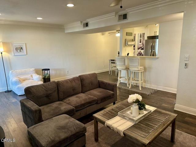 Foto del edificio - 355 N Maple St