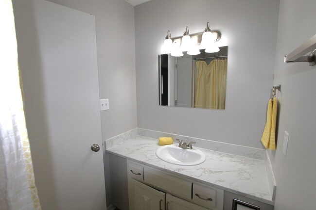 Foto del edificio - Great location and beautiful updates.  Pet friendly one bedroom in Bellevue.