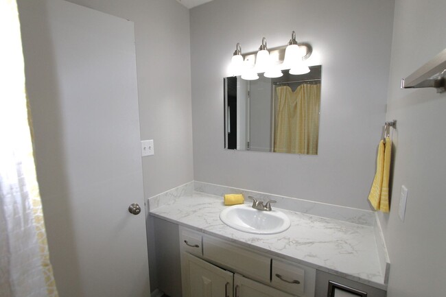 Building Photo - Great location and beautiful updates.  Pet...