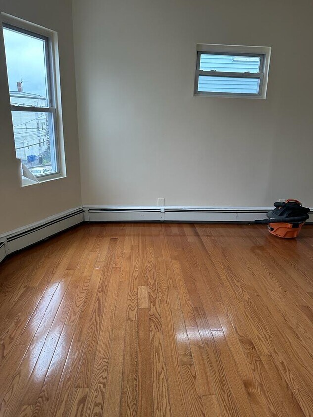 Primary Photo - 20 Basswood St