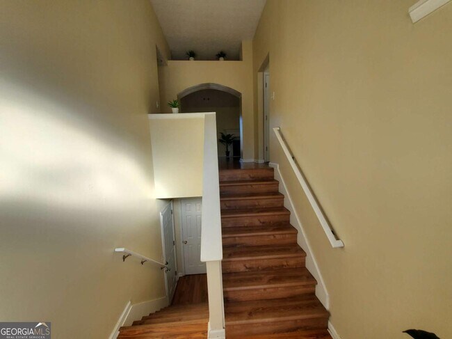 Building Photo - 5450 Twin Lakes Dr