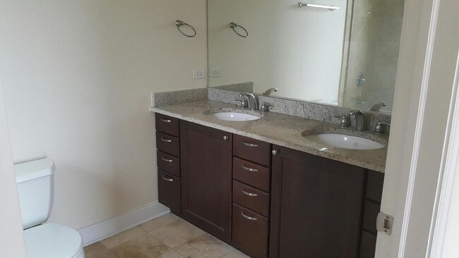 Foto del edificio - 2006 W Warren Blvd