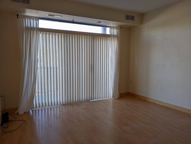 Living room & sliding door to balcony - 2600 University Ave SE