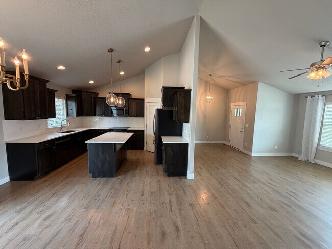 Foto del edificio - Spacious 6-Bedroom Home for Rent in Lehi