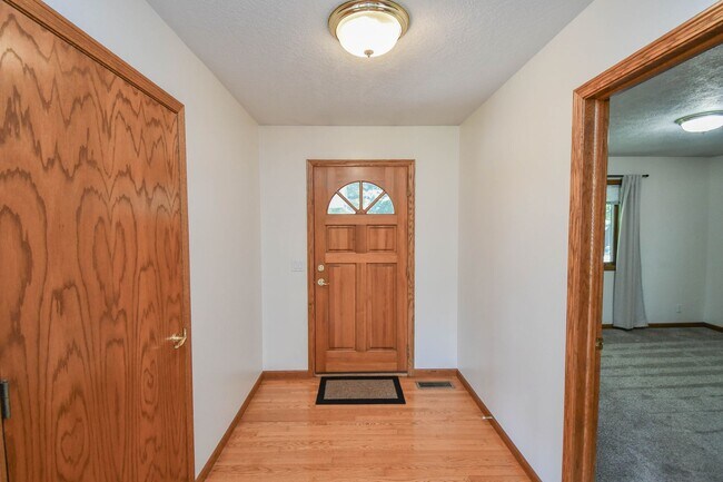Foto del edificio - Oversized Twin Home Featuring a Huge Finished Basement!