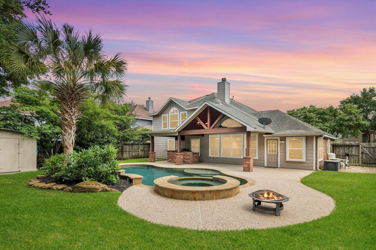 Primary Photo - 1927 Enchanted Park Dr