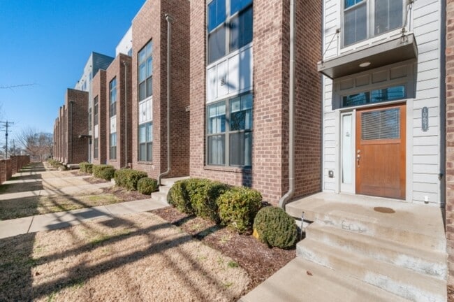 Building Photo - 1069 E Trinity Ln
