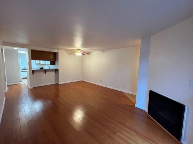 Building Photo - 1st floor Studio City 2+2 w/all appliances...
