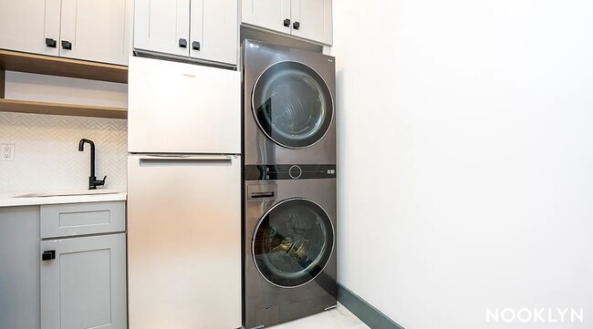 Building Photo - 52 Monitor St