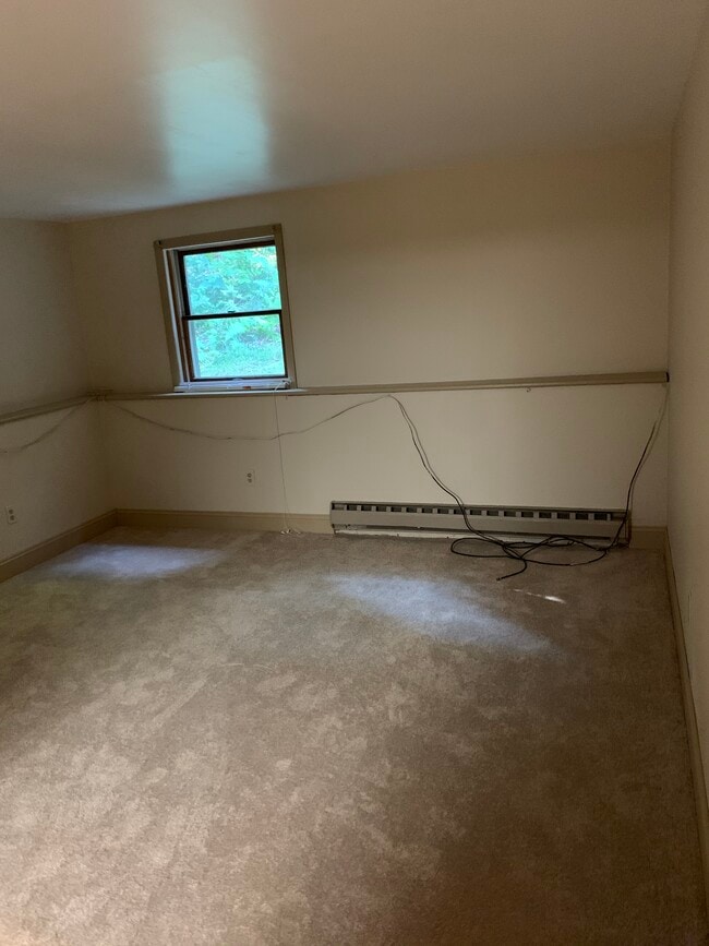 Bed 1 - 52 Travis Rd