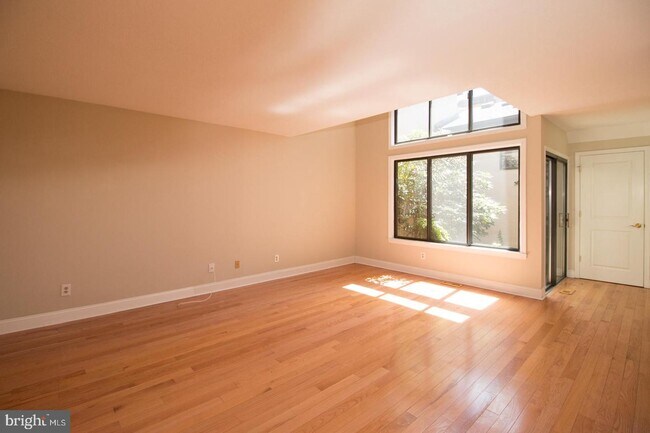 Building Photo - 501 Sayre Dr