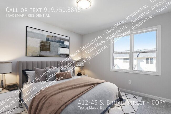 Foto del edificio - Beautiful NEWLY RENOVATED Townhome in the ...