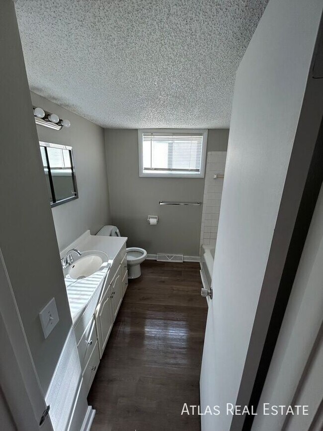 Foto del edificio - 6646 Maywood Ave