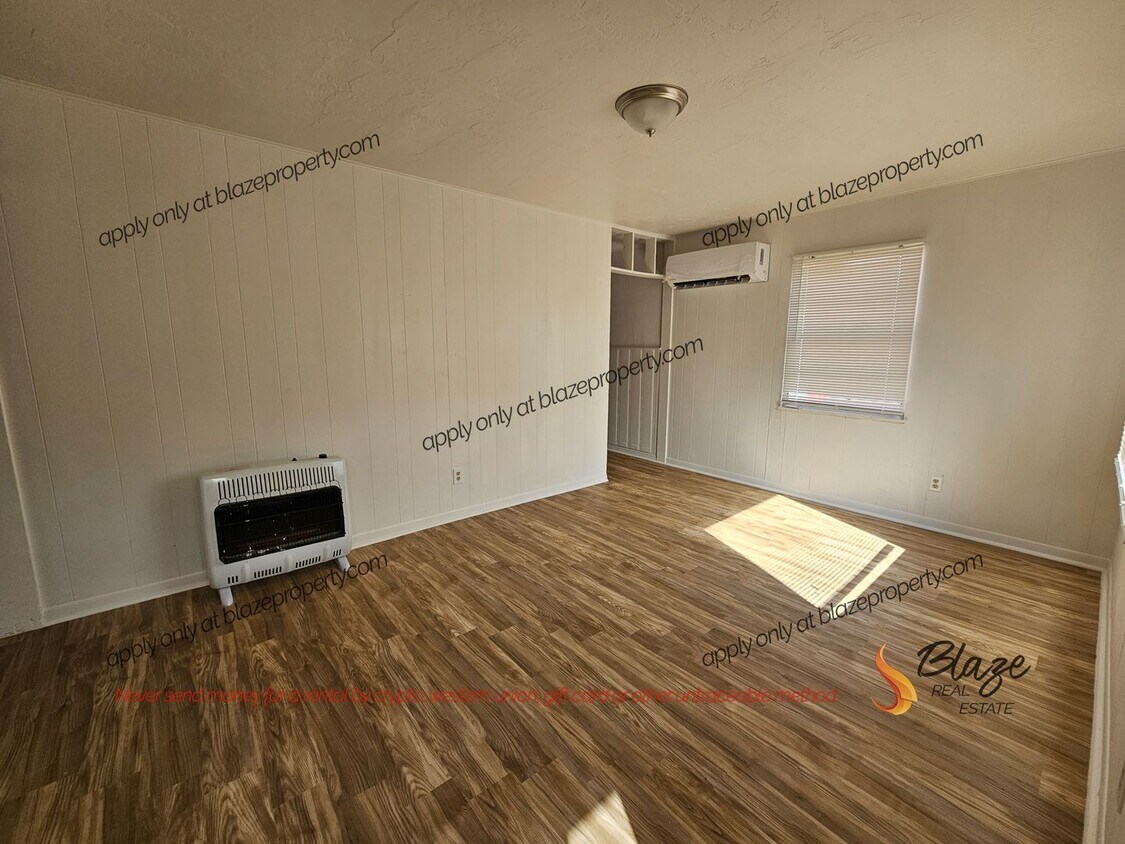 Foto principal - 2-Bedroom House with Large Backyard