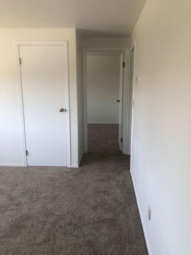 Building Photo - Clinger PG 4 Plex N