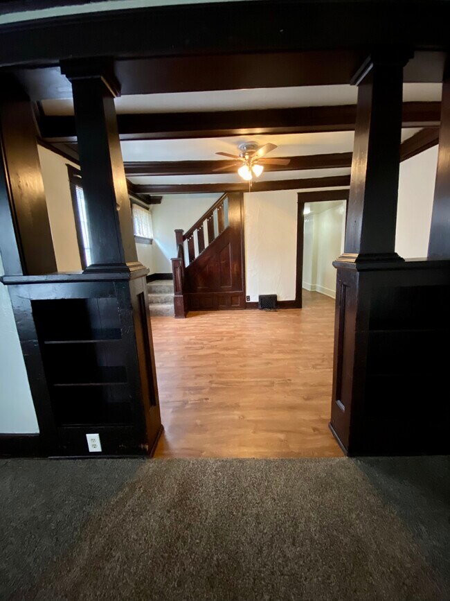 Middle room between living & kitchen - 407 S Ohio Ave