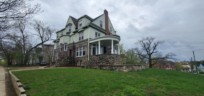 Building Photo - 806 Hill St