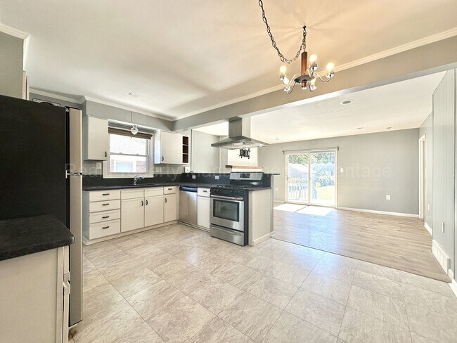Foto del edificio - Spacious 4-Bedroom, 2-Bath Home in Clawson...