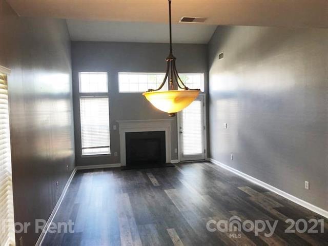 Building Photo - 6015 Queens Walk Ct