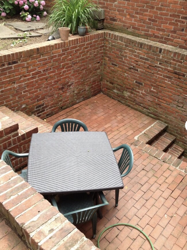 Building Photo - 724 Lombard St