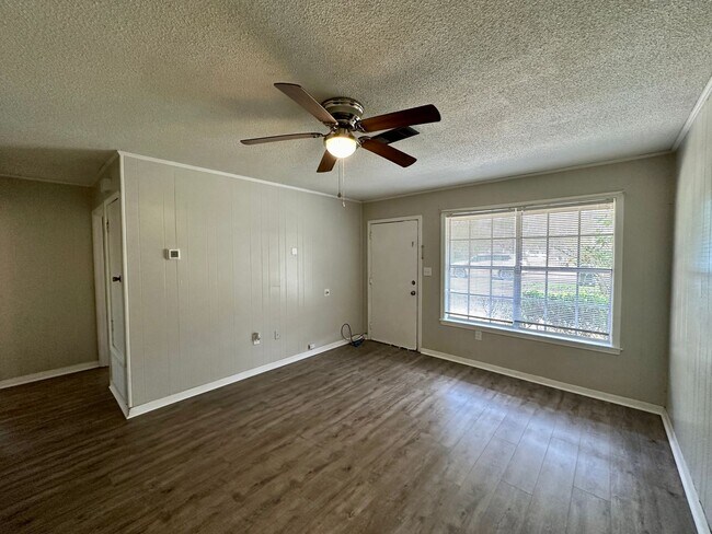 Foto del edificio - 2 bedroom 1 bath duplex for rent off E. Ol...