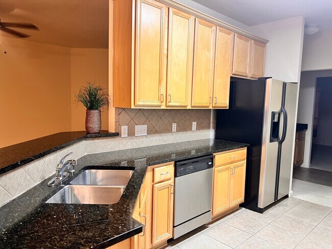Foto del edificio - 9406 Lakeway View Ln