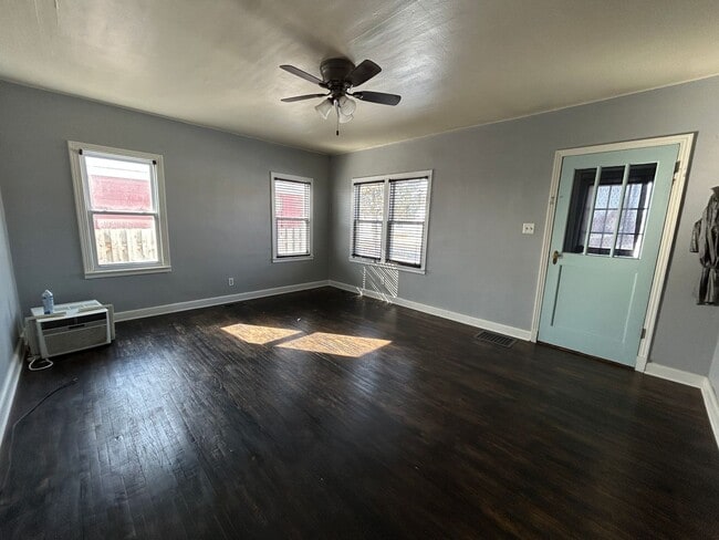 Building Photo - Cute Single Family House!