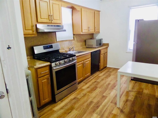 Building Photo - 88-04 Hollis Ct Blvd