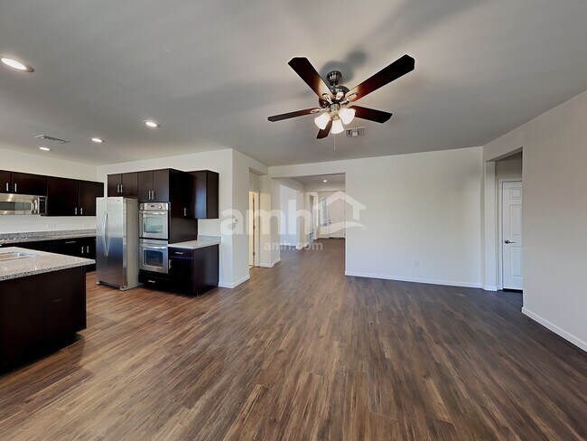 Building Photo - 10824 N Avenida Vallejo