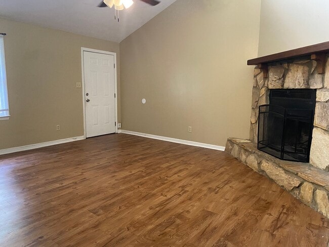 Building Photo - Cozy 2/1 off of Tallassee