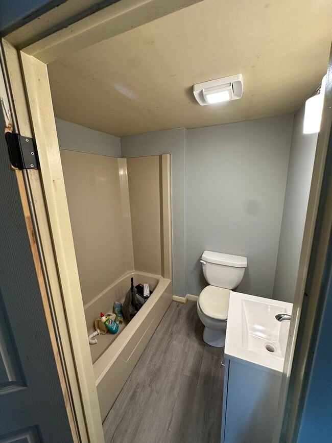 Building Photo - Newly Renovated 1 Bed, 1 Bath Unit in Farm...