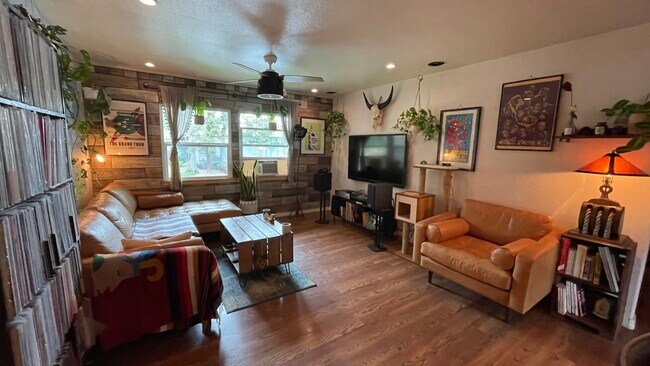 Foto del edificio - 5823 Bowcroft St